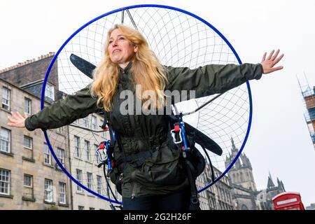 Sacha Dench con il suo Paramotor, Sacha sta dando un discorso a quest'anno Edinburgh Science Festival Foto Stock