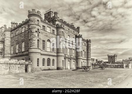 Scozia. Edificio principale del Castello di Culzean con cannoni da campo d'artiglieria di epoca napoleonica che si affacciano sul giardino murato e sul verde della corte della Fontana Foto Stock