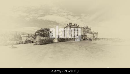 Scozia. Panorama del Castello di Culzean in bianco e nero dal cortile principale Foto Stock