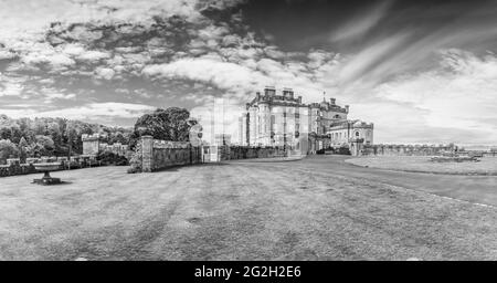 Scozia. Panorama del Castello di Culzean in bianco e nero dal cortile principale Foto Stock