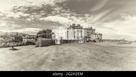 Scozia. Panorama del Castello di Culzean in bianco e nero dal cortile principale Foto Stock