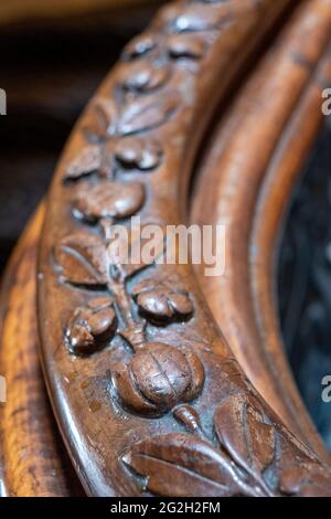 Primo piano Fotografia che mostra i dettagli sul corrimano in legno intagliato della grande scala al Grand Hotel, Brighton, East Sussex UK Foto Stock