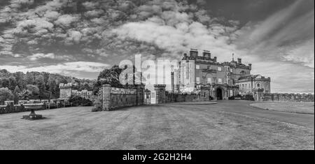 Scozia. Panorama del Castello di Culzean in bianco e nero dal cortile principale Foto Stock