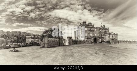 Scozia. Panorama del Castello di Culzean in bianco e nero dal cortile principale Foto Stock