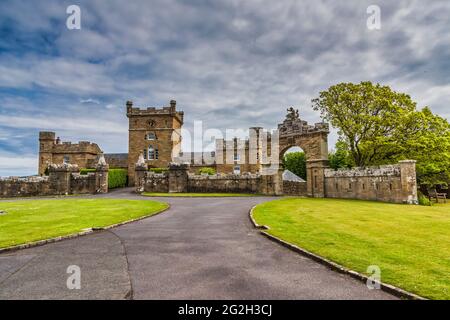 Scozia. Torre dell'orologio del castello di Culzean, casa dei pullman e maneggio Foto Stock