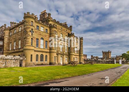 Scozia. Edificio principale del Castello di Culzean con cannoni da campo d'artiglieria di epoca napoleonica che sopra il giardino murato e la corte della Fontana verde Foto Stock