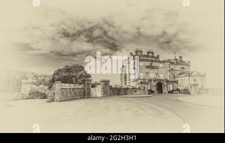 Scozia. Panorama del Castello di Culzean in bianco e nero dal cortile principale Foto Stock