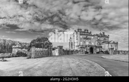 Scozia. Panorama del Castello di Culzean in bianco e nero dal cortile principale Foto Stock