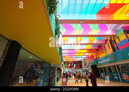 Hertford Street con un'installazione artistica colorata di Morag Myerscough, per le celebrazioni di Coventry's UK City of Culture 2021. Foto Stock