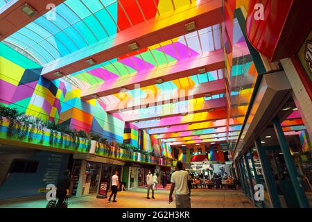 Hertford Street con un'installazione artistica colorata di Morag Myerscough, per le celebrazioni di Coventry's UK City of Culture 2021. Foto Stock