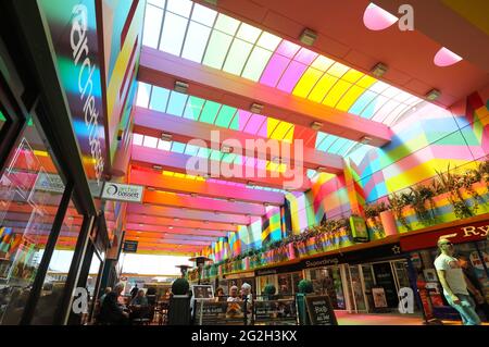 Hertford Street con un'installazione artistica colorata di Morag Myerscough, per le celebrazioni di Coventry's UK City of Culture 2021. Foto Stock