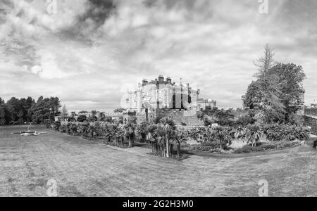 Scozia. Guardando verso il Castello di Culzean dal giardino murato e Fountain Court verde. Foto Stock