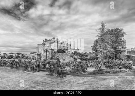 Scozia. Guardando verso il Castello di Culzean dal giardino murato e Fountain Court verde. Foto Stock