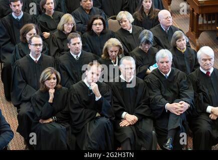 La Corte Suprema del Texas Eva Guzman (all'estrema sinistra) viene mostrata alla cerimonia dello Stato della Giustizia presso il Campidoglio del Texas il 6 marzo 2013. Guzman, la prima donna ispanica a servire sulla Corte Suprema del Texas, ha rassegnato la sua posizione e si dice stia considerando una sfida al procuratore generale Ken Paxton. Foto Stock