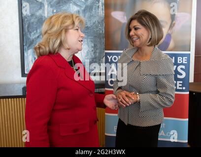 La Corte Suprema del Texas Eva Guzman, a destra, con Sen. Jane Nelson, riceve un premio dalla TEXAS CASA (la Corte ha nominato Advocates speciali) per il suo sostegno all'organizzazione il 6 aprile 2017. Guzman, la prima donna ispanica a servire sulla Corte Suprema del Texas, ha rassegnato la sua posizione e si dice stia considerando una sfida al procuratore generale Ken Paxton. ©Bob Daemmrich Foto Stock