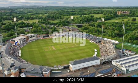 Chester le Street, Inghilterra, 11 giugno 2021. Vista aerea del Riverside Ground a Chester le Street con il Castello Lumley sullo sfondo. Durham Cricket sta giocando a Yorkshire Vikings in una partita Blast del T20 con i riflettori accesi. Credit: Colin Edwards/Alamy Live News. Foto Stock