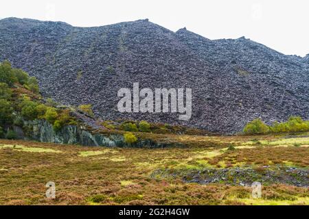 La brughiera e l'ardesia rovinano i cumuli di scorie della cava Dinorwic, sopra Llanberis in giorno umido. Snowdonia, Galles del Nord, Regno Unito, paesaggio. Foto Stock