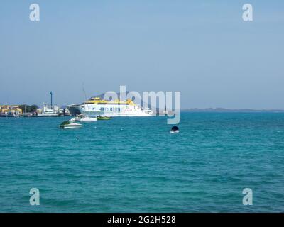 Playa Blanca, Lanzarote, Spagna: Settembre 30 2005: Il traghetto Fred Olsen per le Isole Canarie nel porto di Corralejo Fuerteventura con alcune barche a vela in Foto Stock