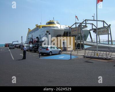 Playa Blanca, Lanzarote, Spagna: Settembre 30 2005: Fred Olsen Canary Island Ferry si trova nel porto di Playa Blanca Lanzarote con prua aperta e invit Foto Stock