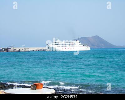 Playa Blanca, Lanzarote, Spagna: Settembre 30 2005: Isole Canarie traghetto Armas nel porto di Playa Blanca con prua aperta per scaricare le auto Foto Stock