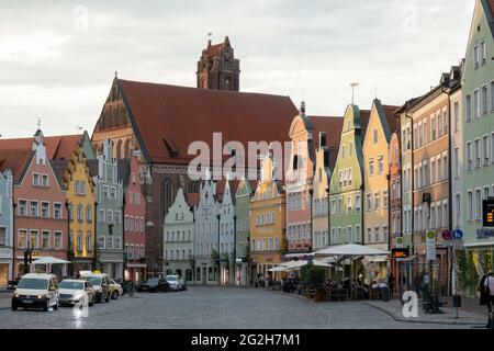 Città vecchia con Chiesa dello Spirito Santo, Landshut, bassa Baviera, Baviera, Germania Foto Stock