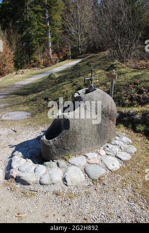 Percorso naturalistico con acquedotto, stazione a Hüttlebachklamm, Krün Monti Karwendel, Werdenfelser Land, alta Baviera, Baviera, Germania, Valle d'Isar, Alpenwelt Karwendel Foto Stock