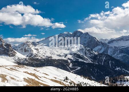 Vista dalla piattaforma panoramica Sella Joch al comprensorio sciistico Belvedere SAS Bece, di fronte a SAS Becè, 2534 m, col di ROSC, 2383 m, nella parte posteriore Marmolada, 3343 m, Sellaronda, Alto Adige, Alto Adige, Dolomiti, Italia, Europa Foto Stock