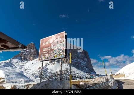 Cartello Passo Sella, Jouf Sella, Passo Sella, nella parte posteriore Grohmannspitze, 3126 m, Langkofel, 3181 m, Sellaronda, Alto Adige, Alto Adige, Dolomiti, Italia, Europa Foto Stock