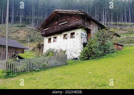 Antico casale di montagna nella Sarntal Alto Adige Foto Stock