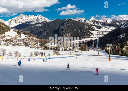 Comprensorio sciistico Colfosco, nella parte posteriore Lavarela, 3055 m, Conturines, 3064 m, e Gruppo Tofana, Val Gardena, Passo Gardena, Sellaronda, Alto Adige, Alto Adige, Dolomiti, Italia, Europa Foto Stock