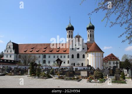 Germania, Baviera, alta Baviera, Tölzer Land, Benediktbeuern, Monastero di Benediktbeuern, cimitero Foto Stock