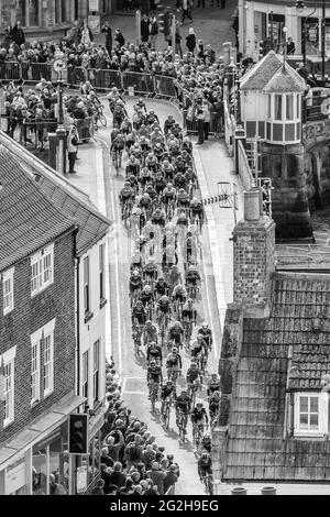 Tour de Yorkshire al Whitby Swing Bridge Foto Stock