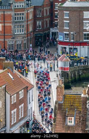 Tour de Yorkshire al Whitby Swing Bridge Foto Stock