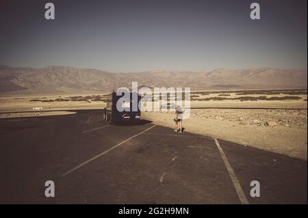 Jeep e caravan al Death Valley National Park, California, Stati Uniti Foto Stock
