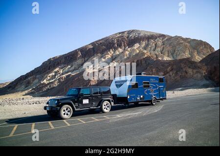 Jeep e caravan al Death Valley National Park, California, Stati Uniti Foto Stock