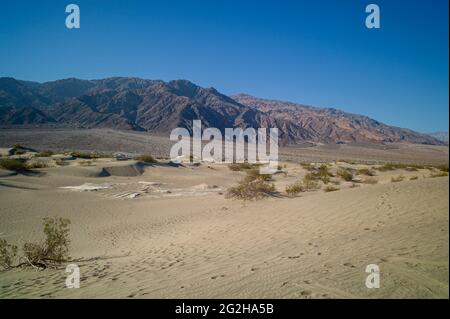 Giorno alle dune di sabbia di Mesquite Flat nel Parco Nazionale della Death Valley, California, USA Foto Stock
