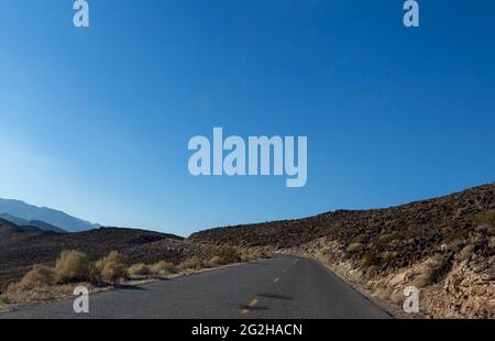Sulla strada per Death Valley, California, USA Foto Stock