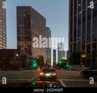 Centro DI LOS ANGELES durante l'ora blu. Le luci della città iniziano a apparire. Los Angeles, California, Stati Uniti Foto Stock