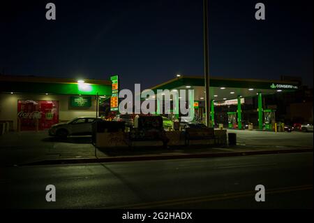 Centro DI LOS ANGELES durante l'ora blu. Le luci della città iniziano a apparire. Los Angeles, California, Stati Uniti Foto Stock