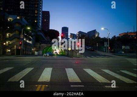 Centro DI LOS ANGELES durante l'ora blu. Le luci della città iniziano a apparire. Los Angeles, California, Stati Uniti Foto Stock