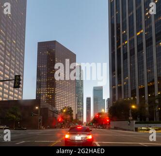 Centro DI LOS ANGELES durante l'ora blu. Le luci della città iniziano a apparire. Los Angeles, California, Stati Uniti Foto Stock