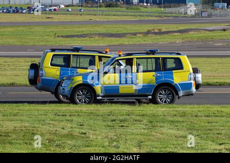 Due SUV Mitsubishi Shogun operati dalla polizia scozzese (SF12 CBO e SF12 CBY), all'aeroporto di Prestwick in Ayrshire, Scozia. Foto Stock