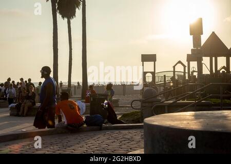 Gli skater e lo stile di vita di Venice Beach a Los Angeles, California, USA Foto Stock