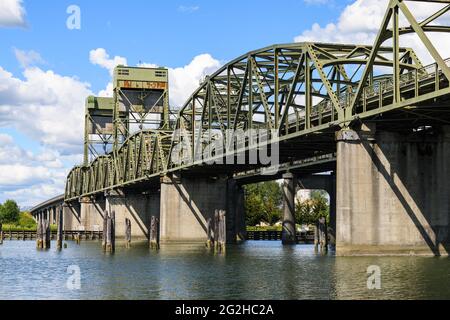 Everett, WA, USA - 07 giugno 2021; state Route 529 Warren swing bridge sopra Steamboat Slough a Everett, Washington. Foto Stock