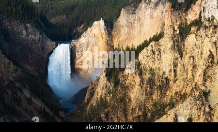 Le Lower Falls del fiume Yellowstone si schiantano nel canyon sotto le aspre scogliere, viste dal punto di osservazione della destinazione turistica di Artist Point Foto Stock