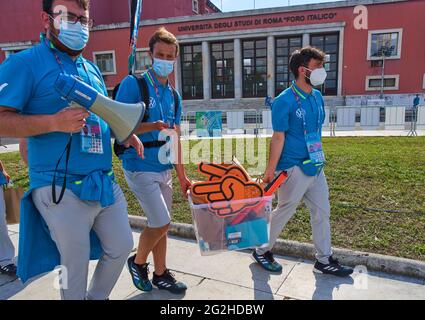 Roma, Italia. 11 Giugno 2021. Volontari allo Stadio Olimpico di Roma prima della partita TURCHIA - ITALIA Calcio Campionati europei 2020, 2021 Stagione 2020/2021 ROMA, ITALIA, 11 GIUGNO 2021. Credit: Peter Schatz/Alamy Live News Foto Stock