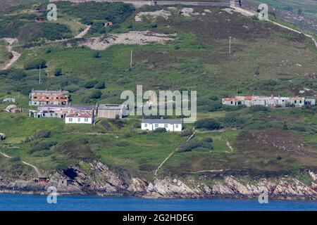 Derelict edifici militari a Dunree Fort, Dunree Head Museum, sulla costa rocciosa di Lough Swilly, County Donegal, Irlanda. Foto Stock