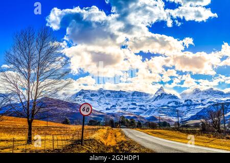 Picture Perfect Snow capped Drakensberg montagne e pianure verdi in Underberg vicino Sani Pass Africa Foto Stock