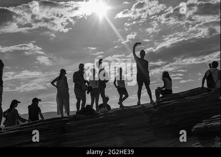 Molti turisti nel tardo pomeriggio all'Horseshoe Bend, Colorado River, Arizona, USA. Foto Stock