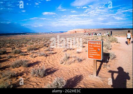 Il segno di ringraziamento e un sacco di turisti nel tardo pomeriggio a Horseshoe Bend, Colorado River, Arizona, Stati Uniti. Foto Stock